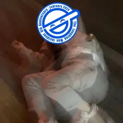 hayapoが寝転んでいる.顔の部分に攻殻機動隊の笑い男マークがコラージュされている